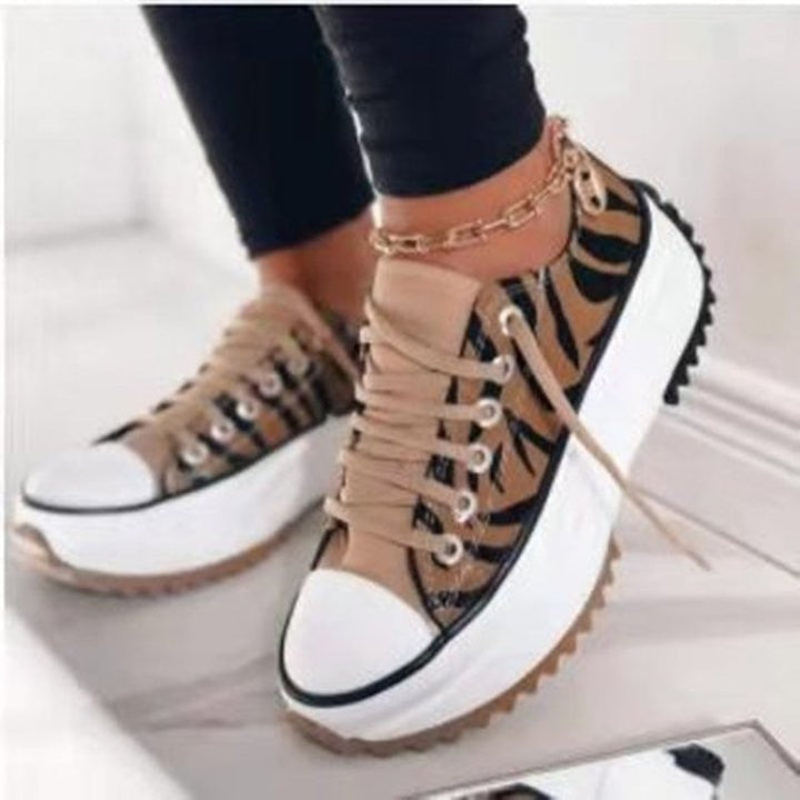 Damen-Sneaker mit Plateau, beige-schwarz, Zebramuster, modisch, lässig, Kettendetail.