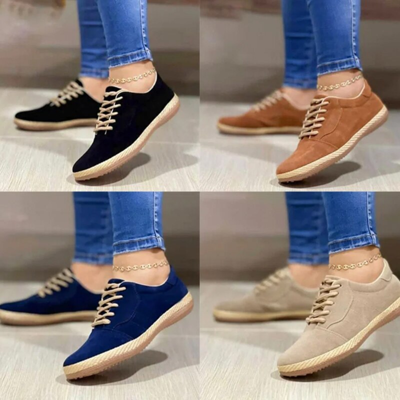 Vier Paar Damen-Sneaker in Schwarz, Braun, Blau und Beige, Wildlederoptik, Jeanshintergrund.