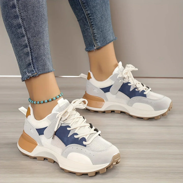 Damen-Sneaker, weiß-blau, Leder, sportlich, bequem, modisch, Jeans, Holzoptik-Boden.