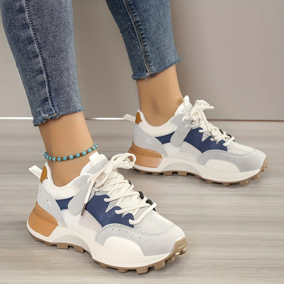 Damen-Sneaker, weiß-blau, Leder, sportlich, bequem, modisch, Jeans, Holzoptik-Boden.