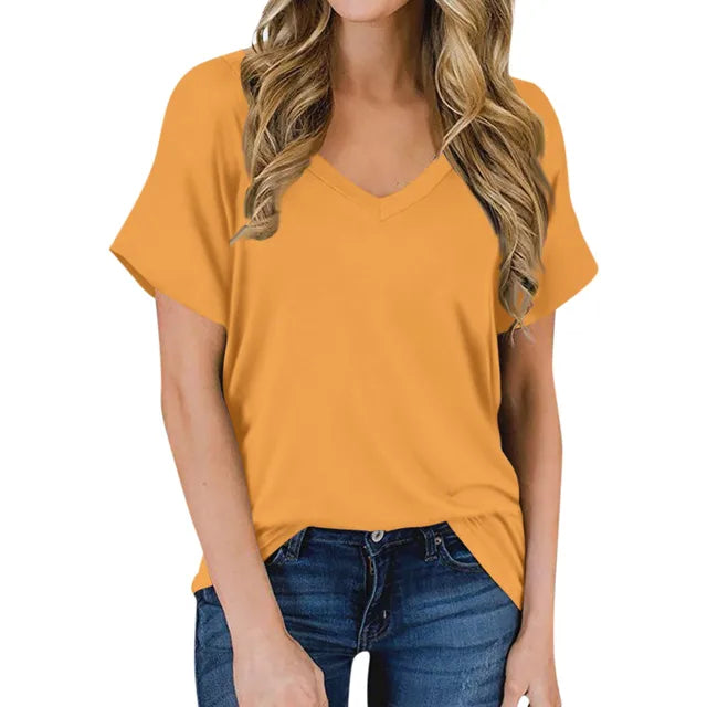 Frau in gelbem V-Ausschnitt T-Shirt, Sommermode, lässig, kurzärmelig, Damenbluse.