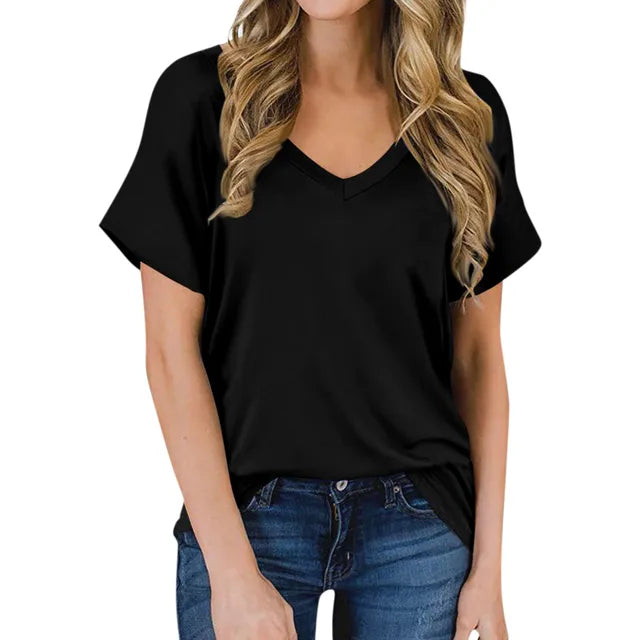 Frau in schwarzer V-Ausschnitt Bluse, kurze Ärmel, lässig, Sommermode, Damenbekleidung.