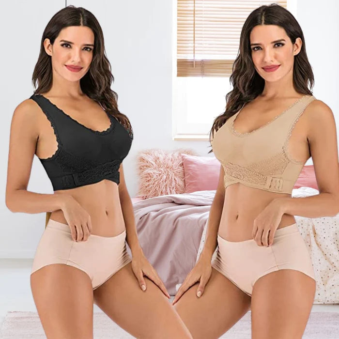 Zwei Frauen in bequemen, nahtlosen BHs, schwarz und beige, in einem Schlafzimmer.