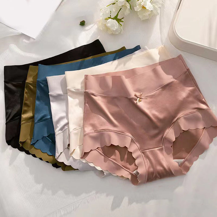 Sechs Damenunterhosen aus Seide in verschiedenen Farben auf weißem Hintergrund.