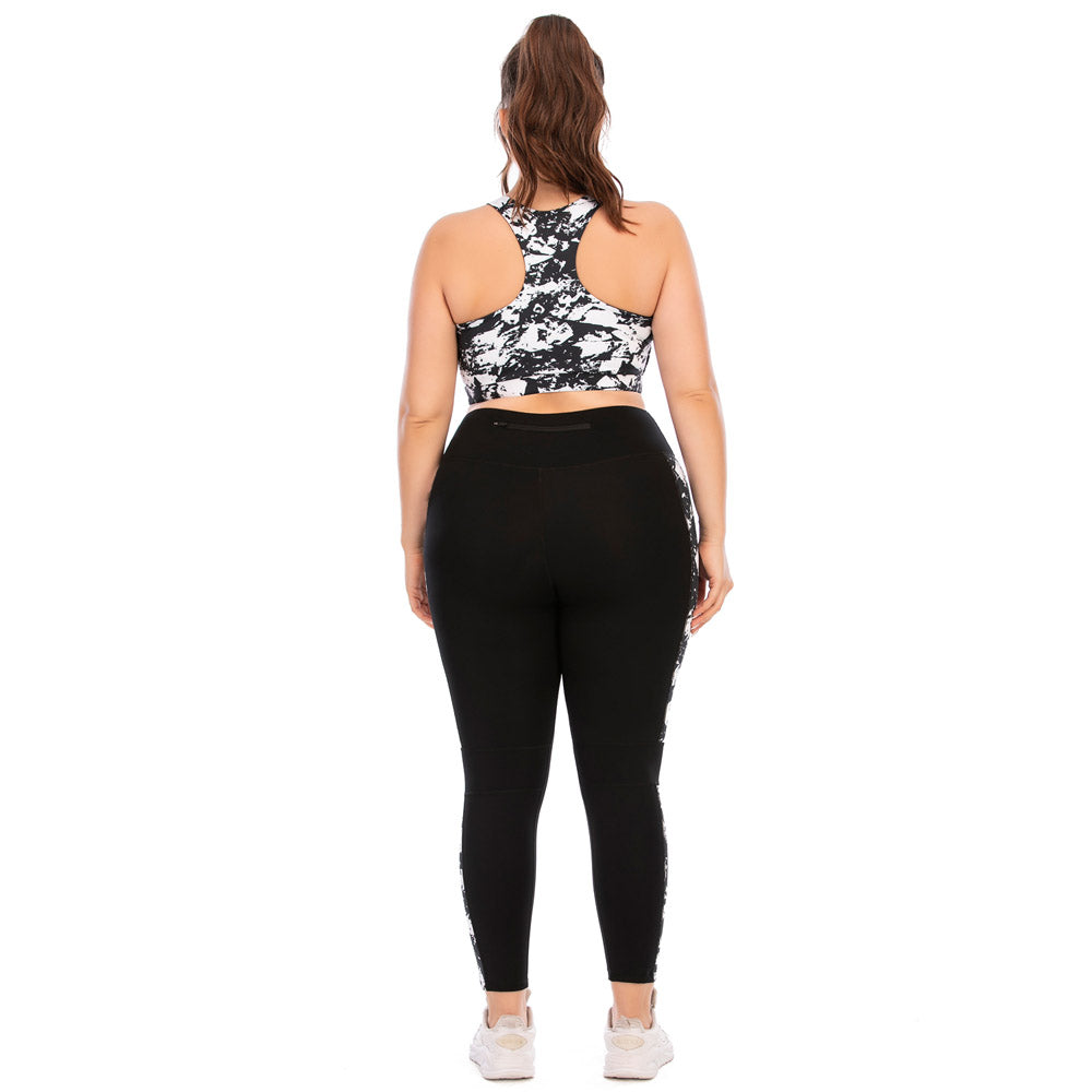 Frau in schwarzer Leggings und gemustertem Sport-BH von hinten, Fitnessmode, Sportbekleidung.