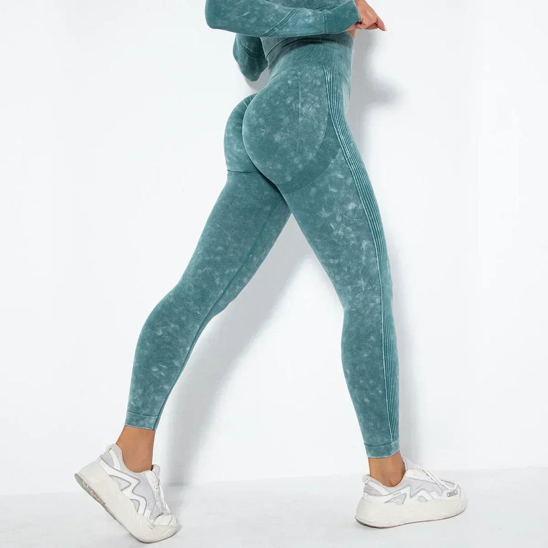 Frau in türkisfarbenen nahtlosen Leggings, Sportbekleidung, Fitnessmode, weiße Turnschuhe.