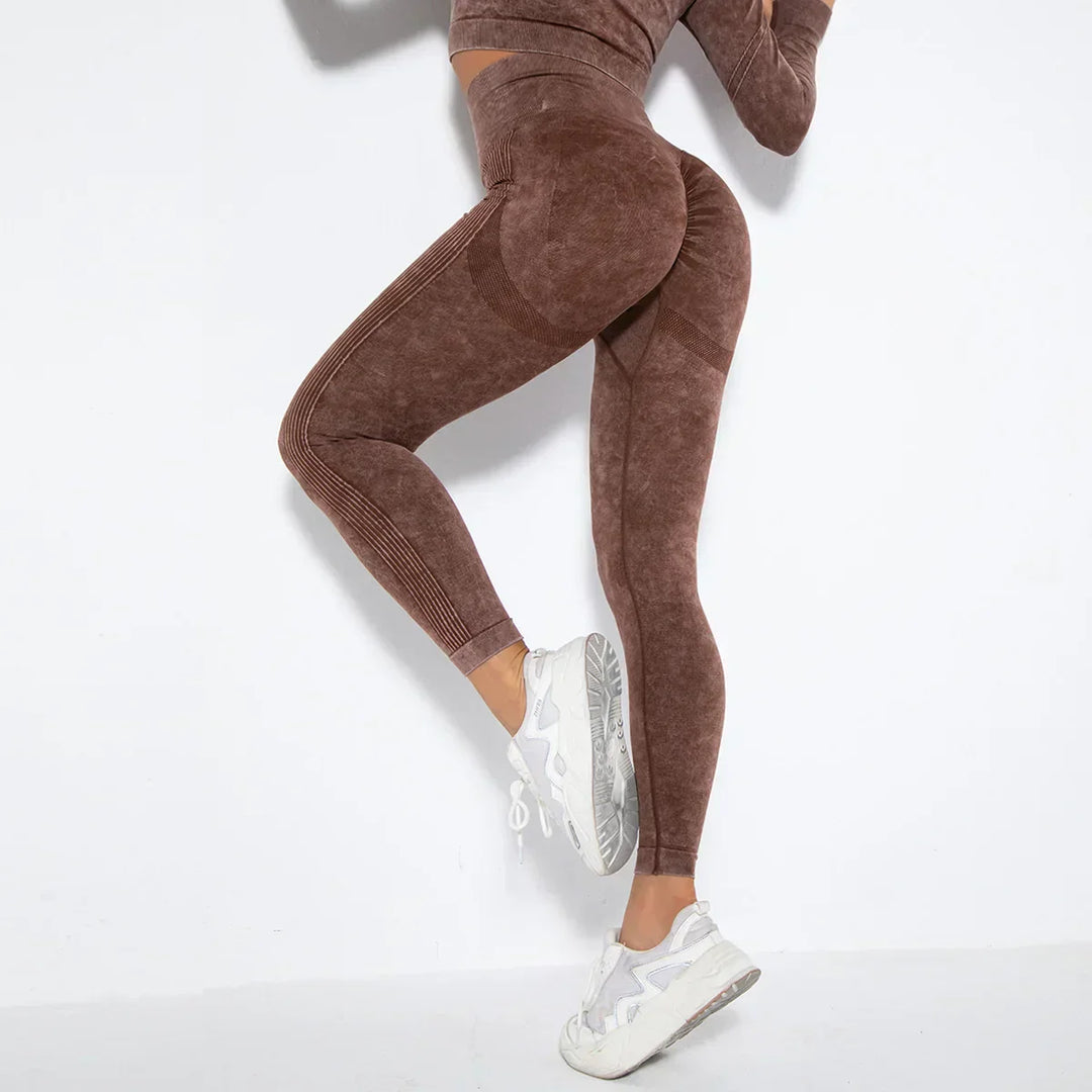 Frau in brauner nahtloser Sportleggings, Turnschuhe, Fitnessmode, athletische Kleidung.