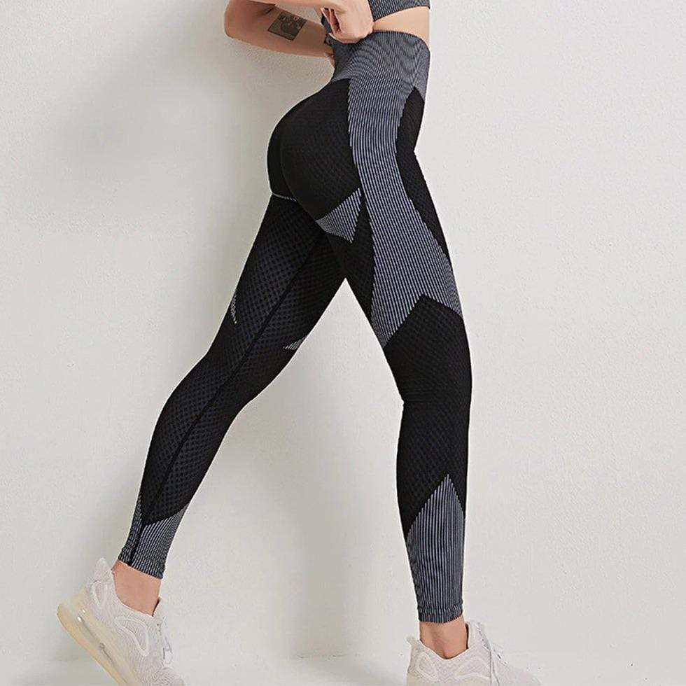 Frau in schwarz-grauer Leggings, nahtlos, figurformend, Sportmode, Fitnessbekleidung.