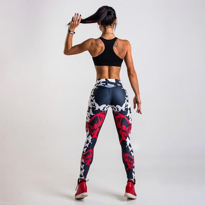 Frau in schwarzem Sport-BH und gemusterten Leggings, Fitnessmode, Rückansicht.