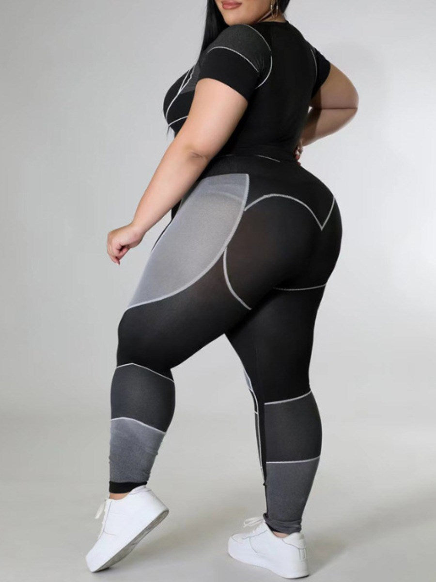 Frau in schwarzem und grauem Sportanzug, Plus-Size, Rückansicht, weiße Sneaker.