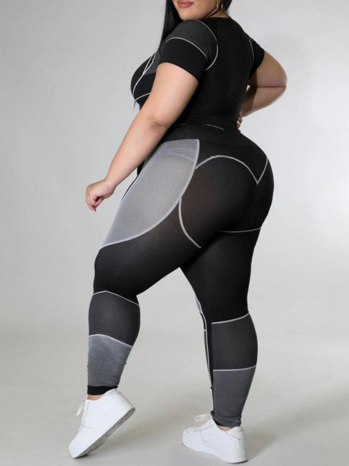 Frau in schwarzem und grauem Sportanzug, Plus-Size, Rückansicht, weiße Sneaker.
