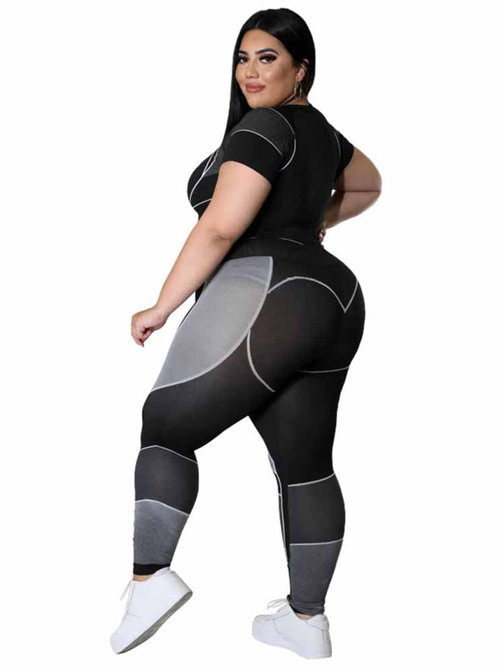 Frau in schwarzem, figurbetontem Sportanzug mit grauen Akzenten, Plus-Size-Mode, Rückansicht.