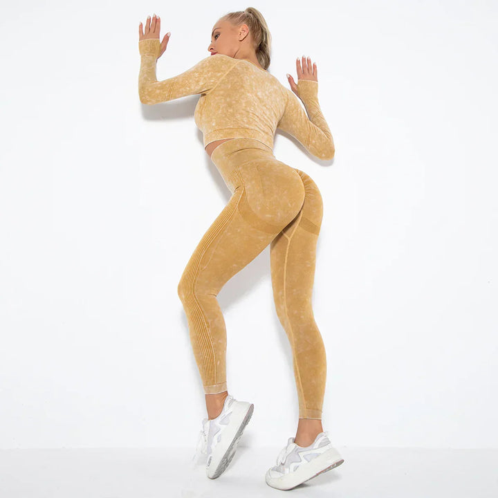 Frau in gelbem nahtlosem Sport-Set, Leggings und Crop-Top, Fitnessmode, weiße Sneaker.
