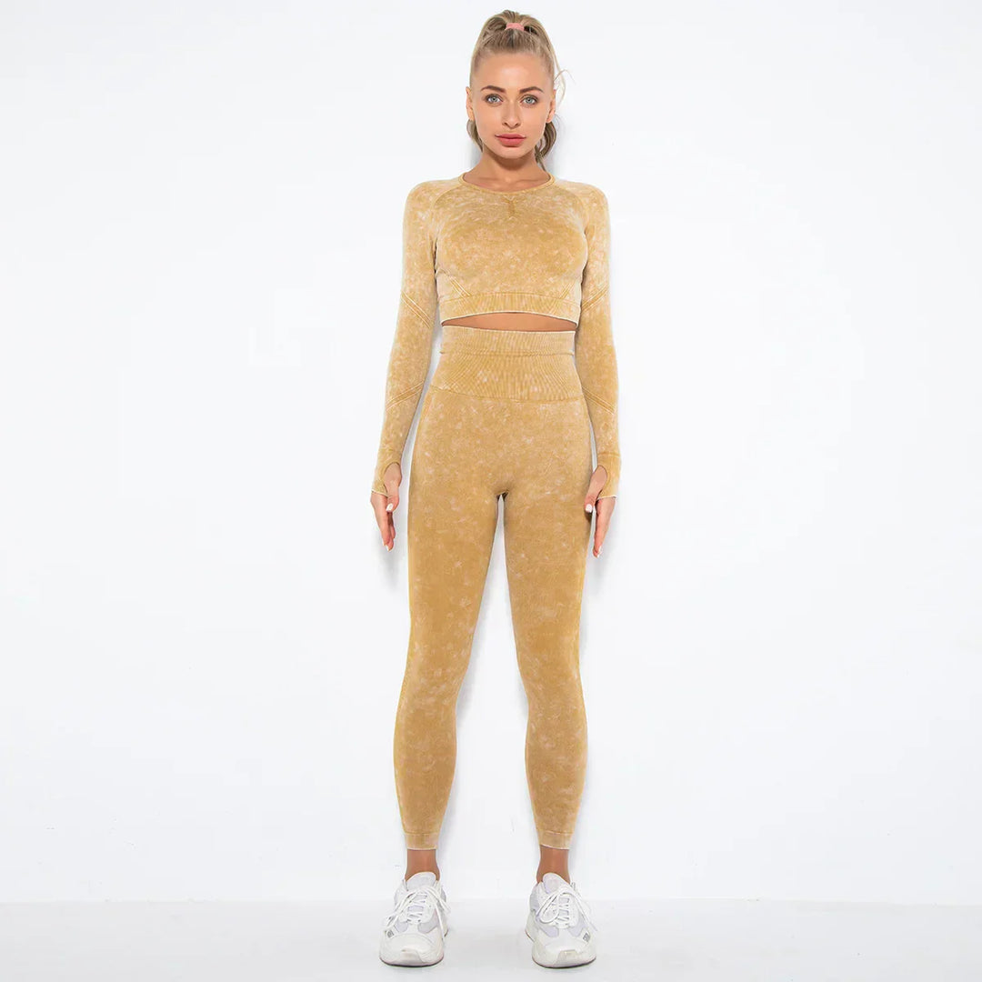 Frau in gelbem Sportanzug, nahtlos, langärmelig, mit Leggings, vor weißem Hintergrund.