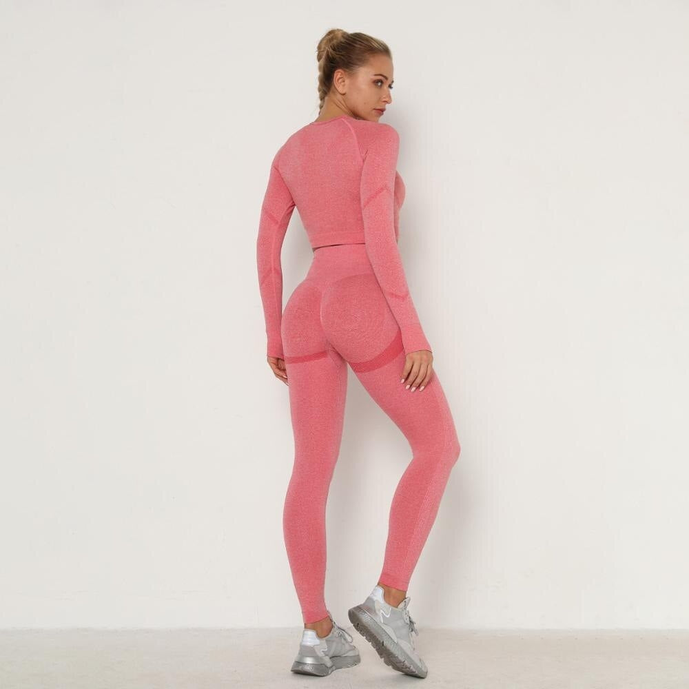 Frau in rosa nahtlosem Sportanzug, Langarm, Leggings, Fitnessmode, Rückansicht.