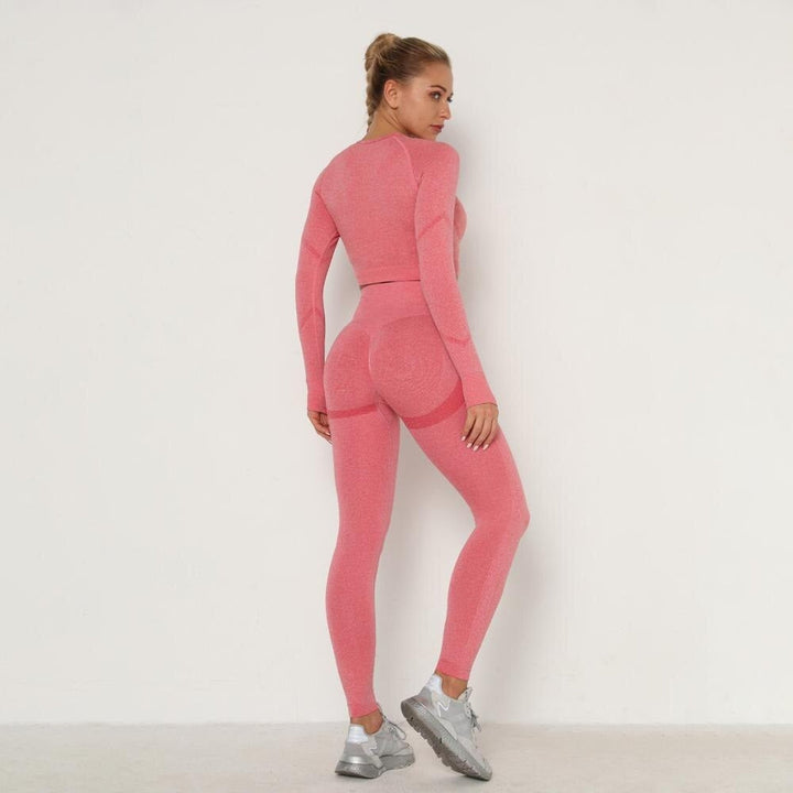 Frau in rosa nahtlosem Sportanzug, Langarm, Leggings, Fitnessmode, Rückansicht.