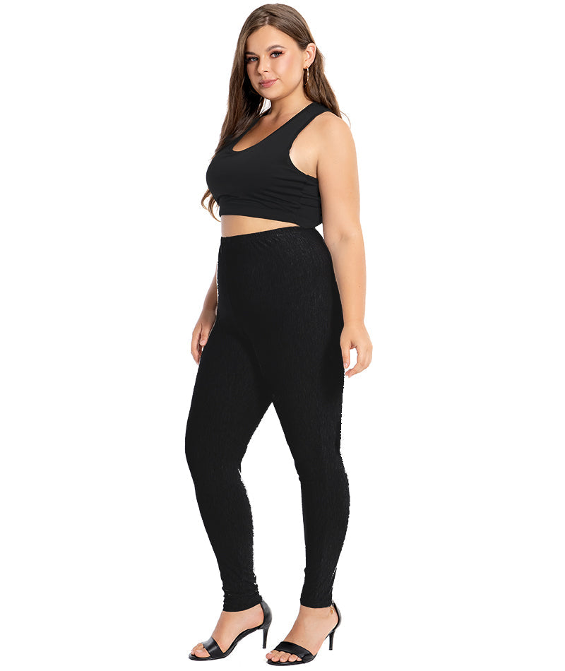 Frau in schwarzem Sport-BH und Leggings, Plus-Size-Mode, Fitnessbekleidung, seitliche Ansicht.