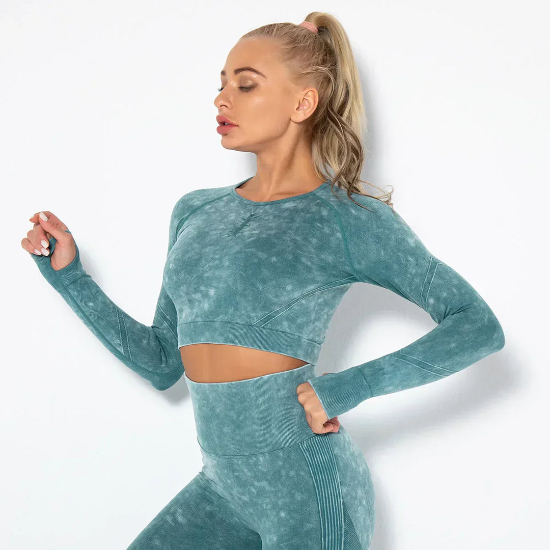 Frau in türkisfarbenem nahtlosem Sport-Set, Langarm-Oberteil und Leggings, Fitnessmode.