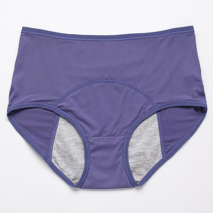 Lila Damenunterhose, atmungsaktiv, nahtlos, aus Baumwolle, auf weißem Hintergrund.