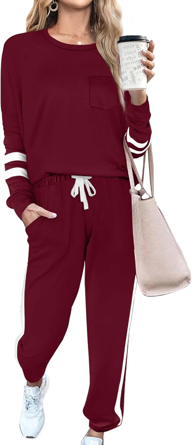 Frau in bordeauxfarbenem Jogginganzug mit Kaffeebecher und Tasche, Freizeitmode Damen.