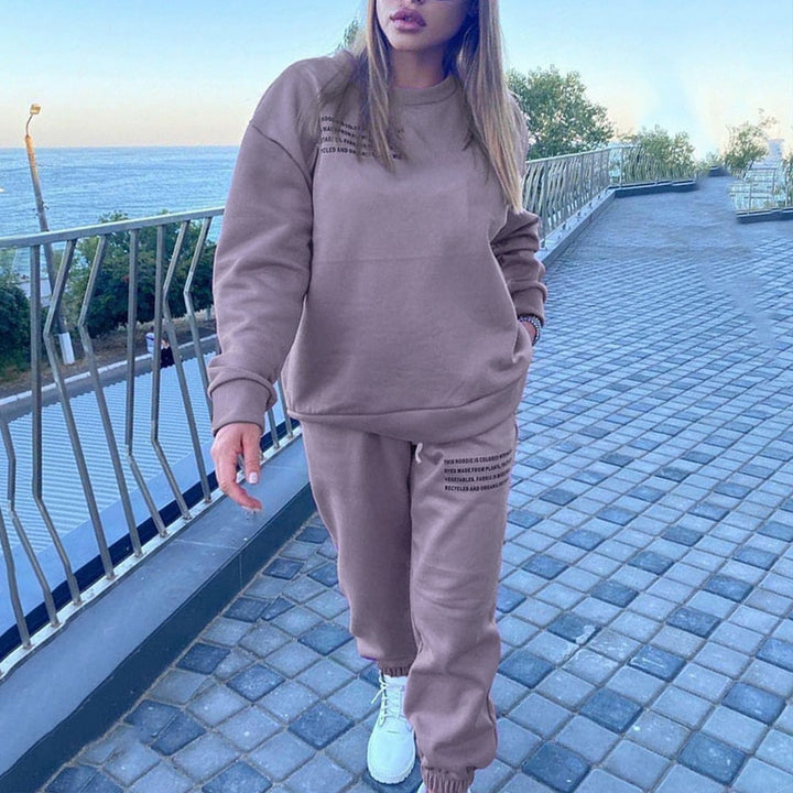 Frau in braunem Jogginganzug, Spaziergang am Meer, Freizeitmode, bequeme Kleidung.