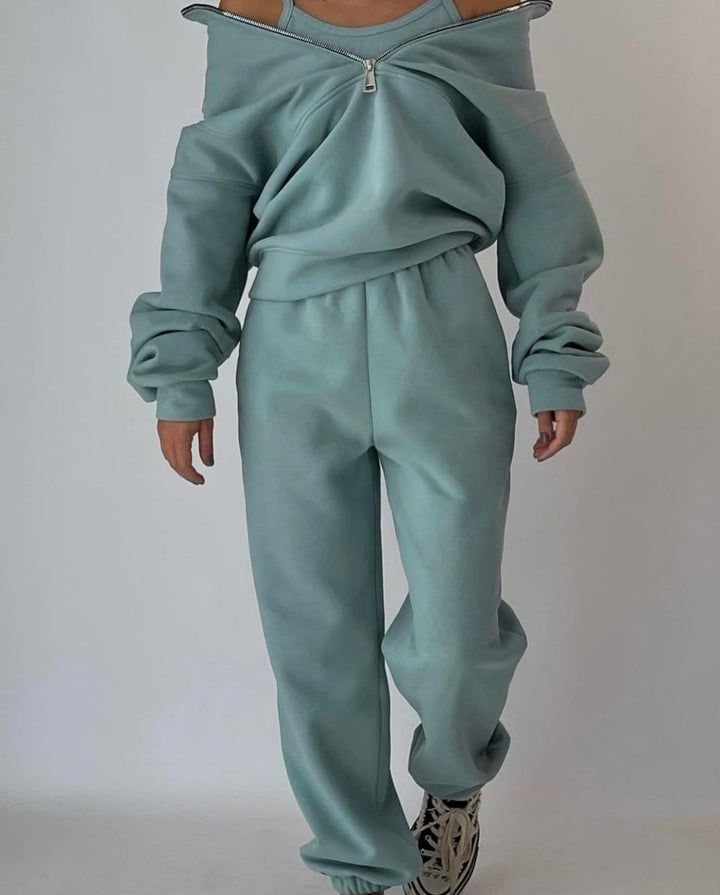Damen Jogginganzug, hellblau, offener Kragen, Freizeitmode, bequem, stylisch.