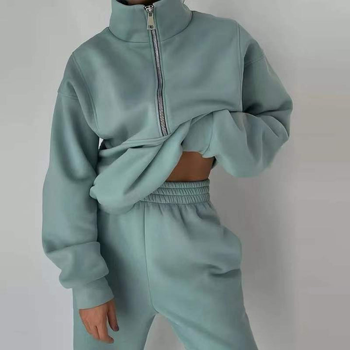 Damen-Sportanzug, hellgrün, Reißverschluss, langärmelig, Freizeitmode, bequem, stylisch.