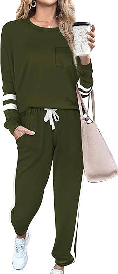 Frau in olivgrünem Jogginganzug mit Kaffeebecher und Tasche, Freizeitmode, bequemes Outfit.