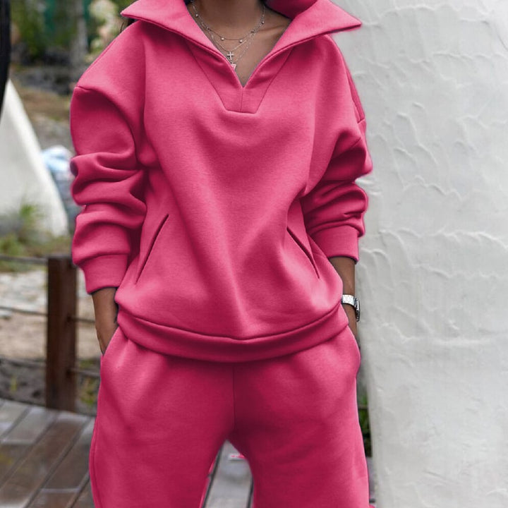Frau in pinkem Jogginganzug, Freizeitmode, bequeme Kleidung, Outdoor, modisch, sportlich.