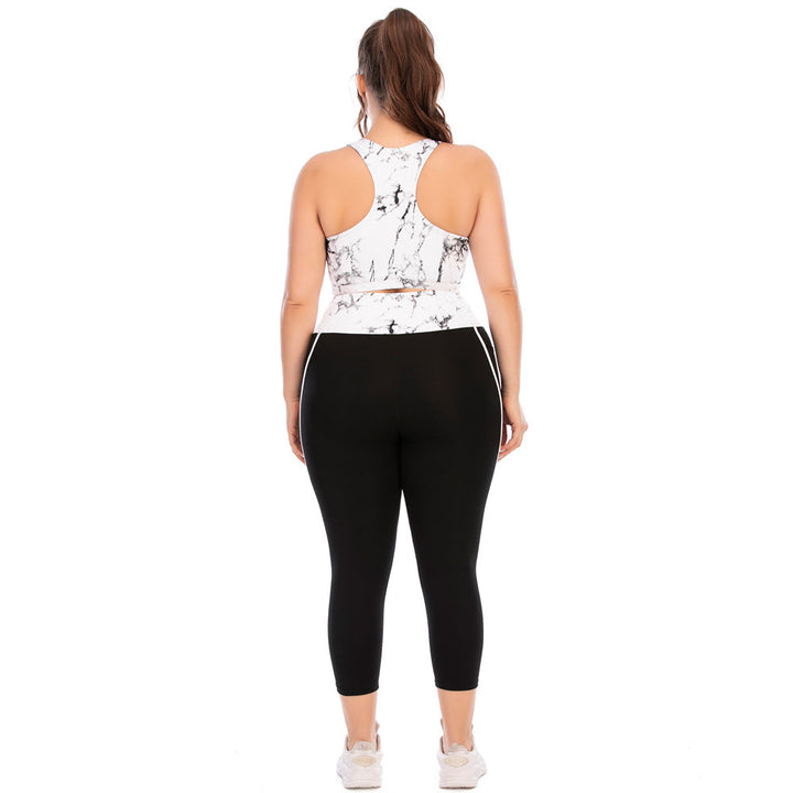Frau in weißem Sport-BH und schwarzer Leggings von hinten, Fitnessmode, Plus-Size, Sportbekleidung.