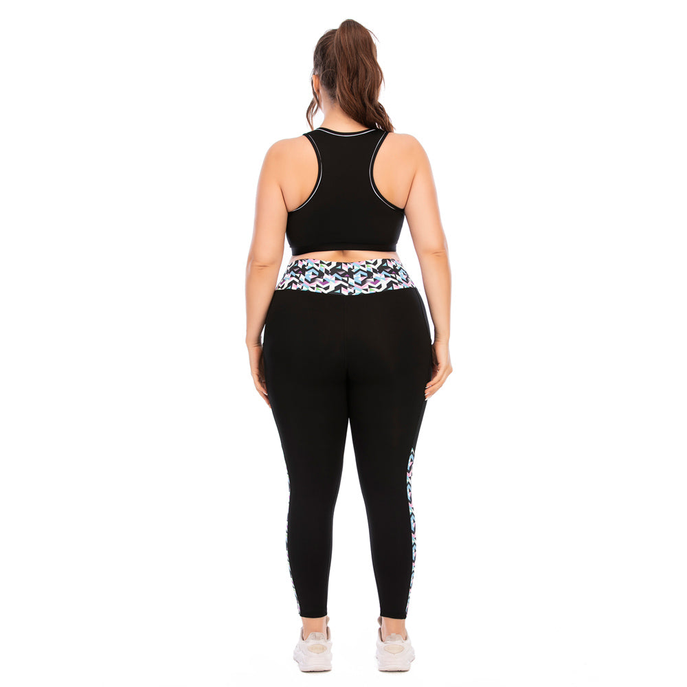Frau in schwarzem Sport-BH und Leggings mit Muster, Rückansicht, Plus-Size Fitnessmode.