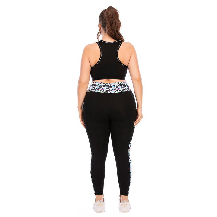 Frau in schwarzem Sport-BH und Leggings mit Muster, Rückansicht, Plus-Size Fitnessmode.