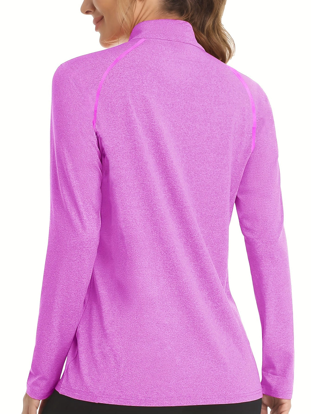 Frau in pinkem Langarm-Sportshirt, atmungsaktiv, feuchtigkeitsableitend, ideal für Fitness.