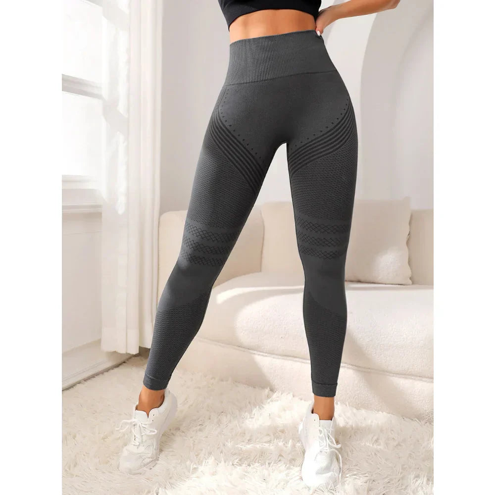 Dunkelgraue nahtlose Leggings für Damen, hoch tailliert, Sportbekleidung, Fitnessmode.