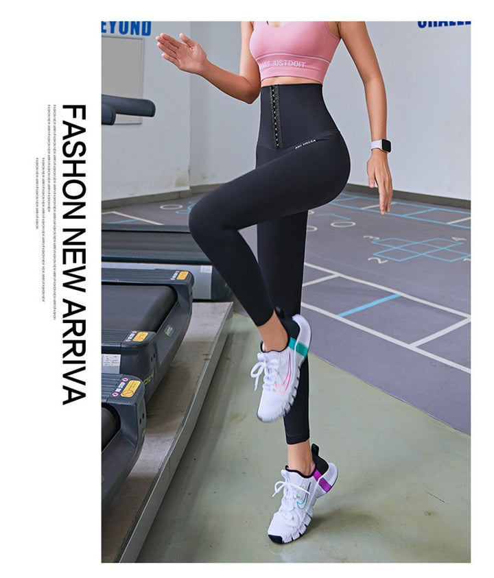 Frau in Sport-BH und Leggings auf Laufband, Fitnessmode, rosa und schwarz, Indoor-Training.