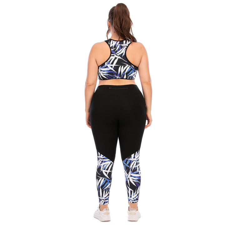 Frau in bunter Sportbekleidung, Leggings und Top, Rückansicht, Fitnessmode, Plus-Size.