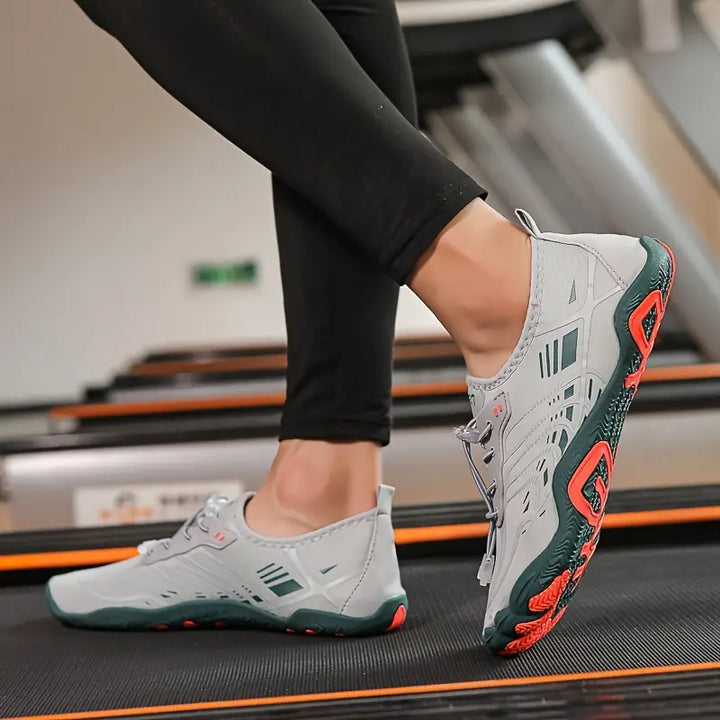 Graue Sportschuhe für Damen auf Laufband, rutschfest, atmungsaktiv, ideal für Fitness.