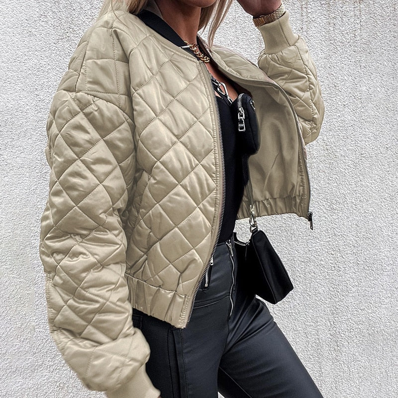 Beige gesteppte Damenjacke, Reißverschluss, modisch, Herbst, Streetwear, elegant.