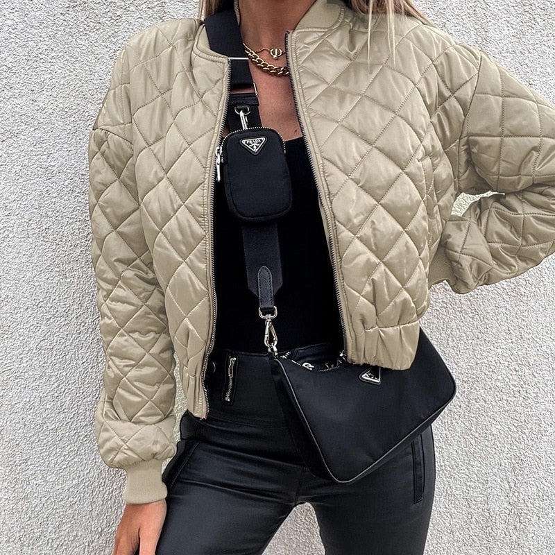 Damen Steppjacke beige, schwarze Lederhose, Prada Tasche, modisches Outfit, Streetwear-Look.