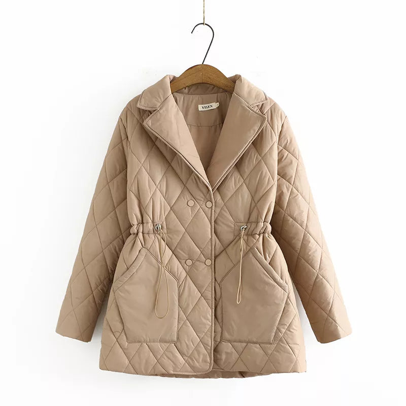 Beige gesteppte Damenjacke mit Kordelzug, eleganter Herbstmantel, modische Oberbekleidung.