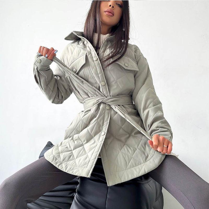 Frau in grauer Steppjacke mit Gürtel, modisch, elegant, Herbstmode, Damenbekleidung.