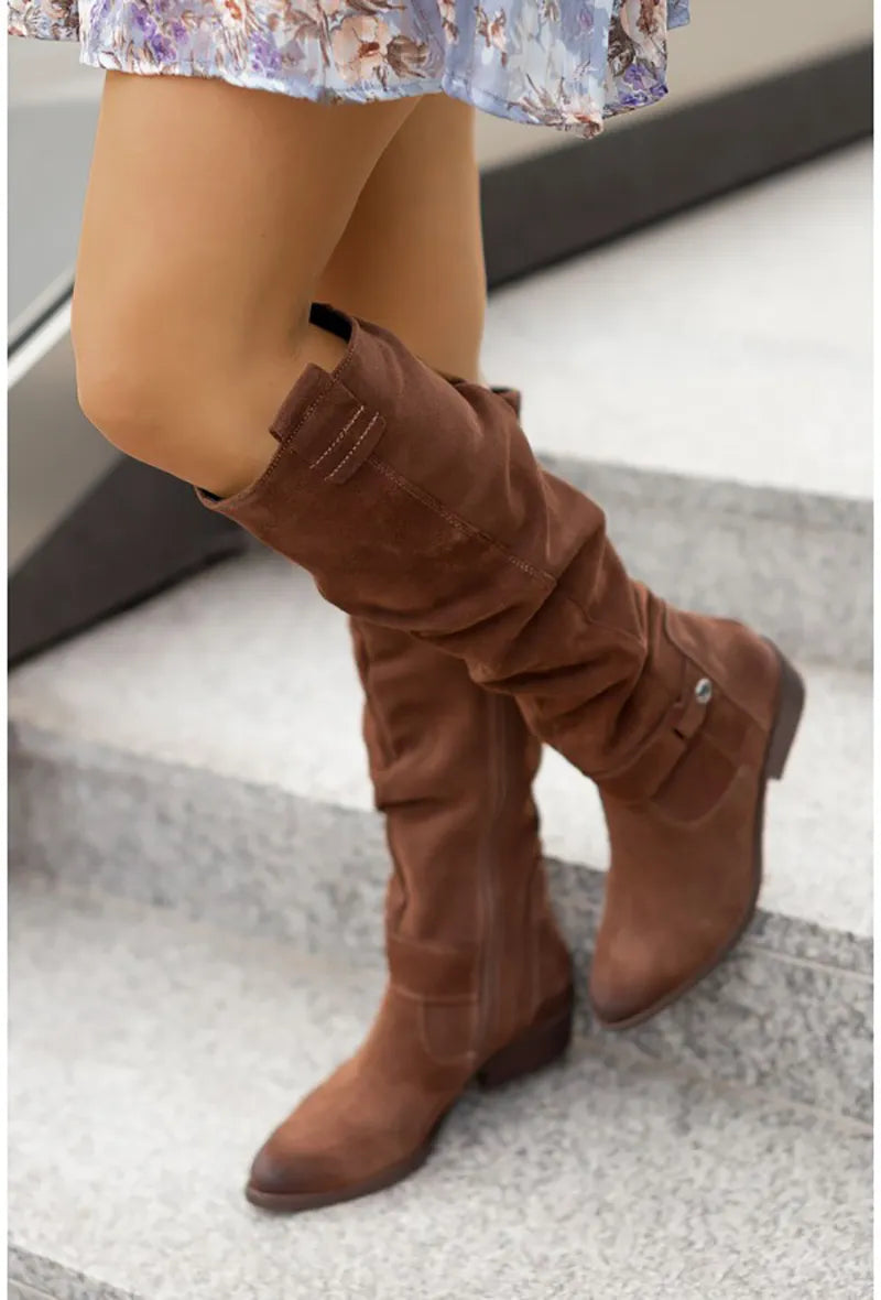 Damen braune Wildlederstiefel, kniehoch, modisch, Herbstmode, auf Treppe.