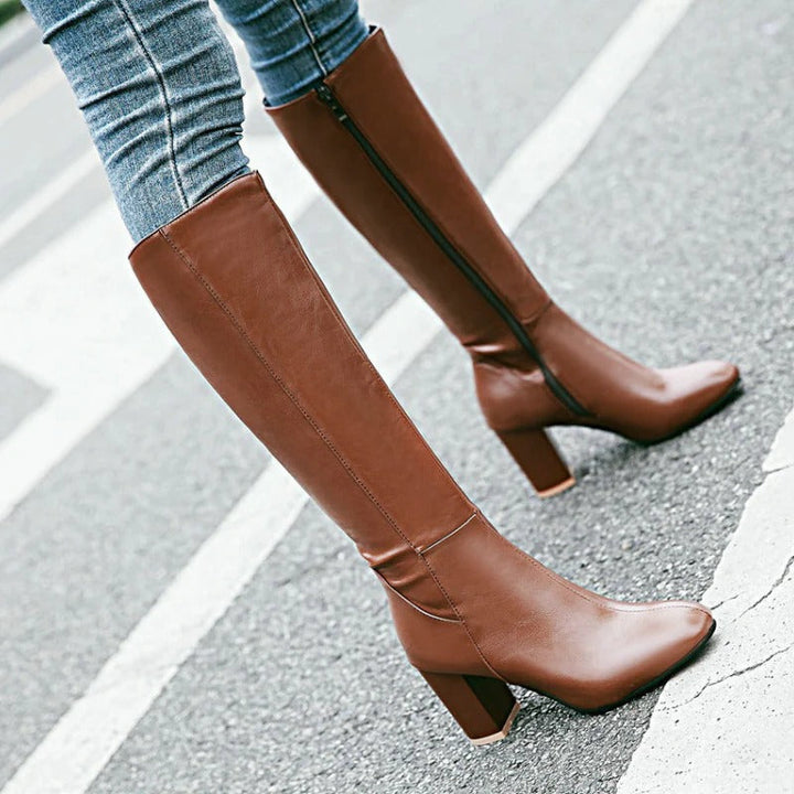 Braune Damenstiefel mit Absatz, Reißverschluss, elegantes Design, hochwertige Materialien.