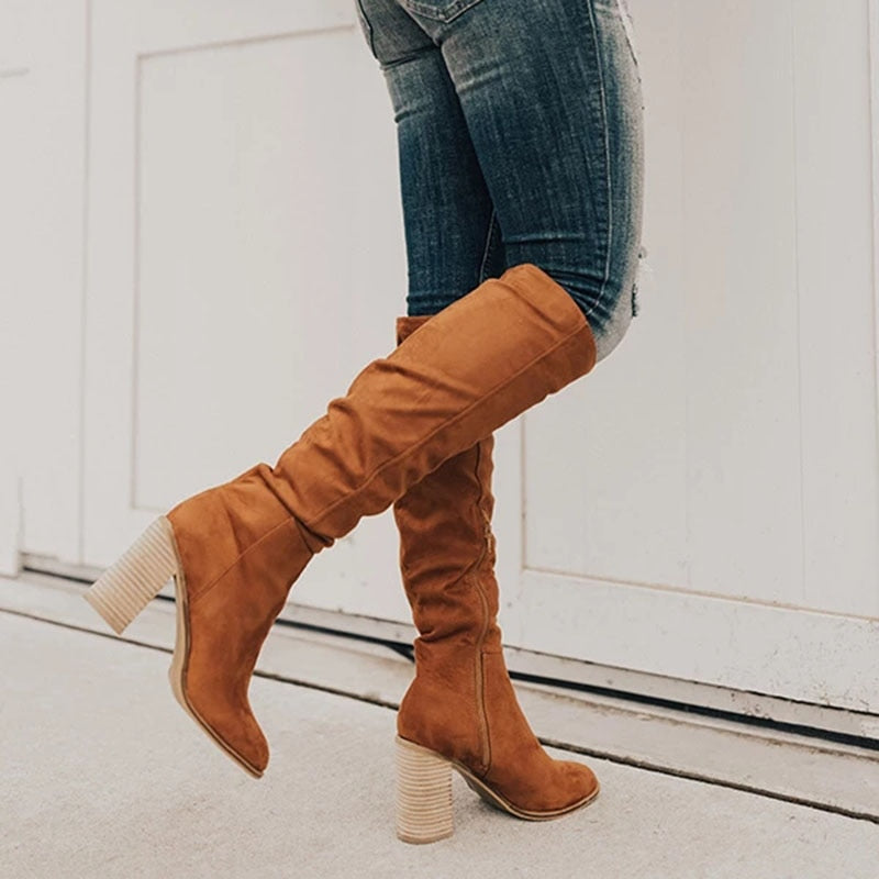 Damen Stiefel braun Wildleder, hoher Absatz, modisch, Herbst Winter, Jeans Outfit.