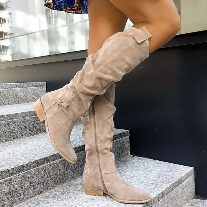Damen Stiefel beige Wildleder, kniehoch, modisch, Herbstmode, Treppe, urbaner Stil