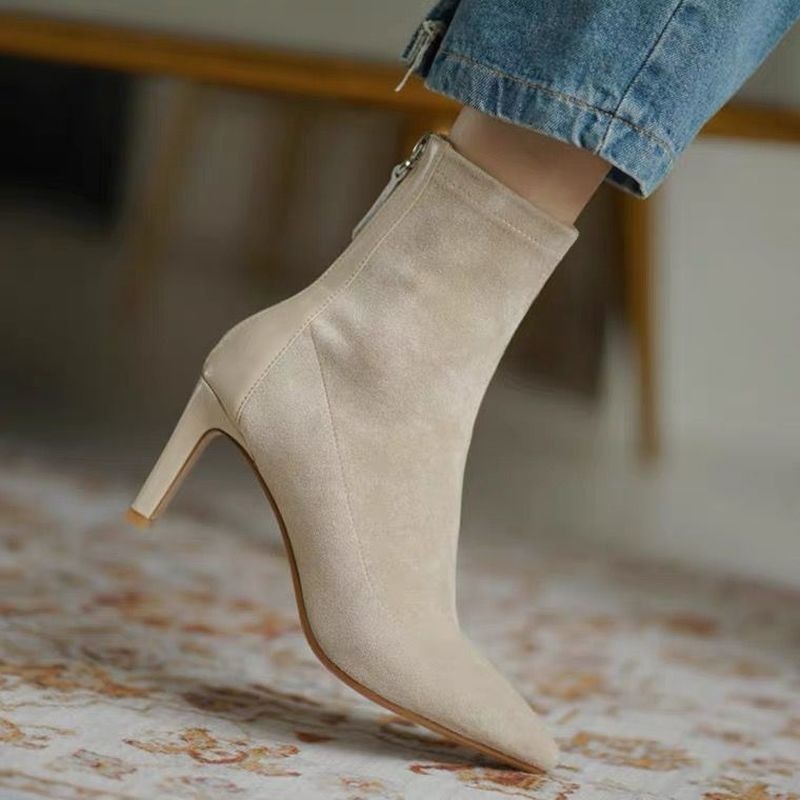 Beige Damen Stiefelette, Wildleder, spitzer Absatz, modisch, elegant, Herbstmode.