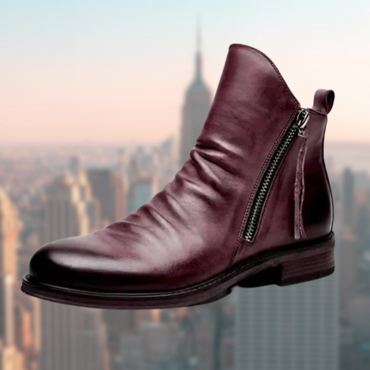 Bordeaux Lederstiefelette mit Reißverschluss, elegantes Design, Stadt-Hintergrund.