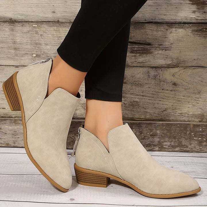Beige Damen-Stiefeletten aus Wildleder, niedriger Absatz, seitlicher Reißverschluss, modisch.