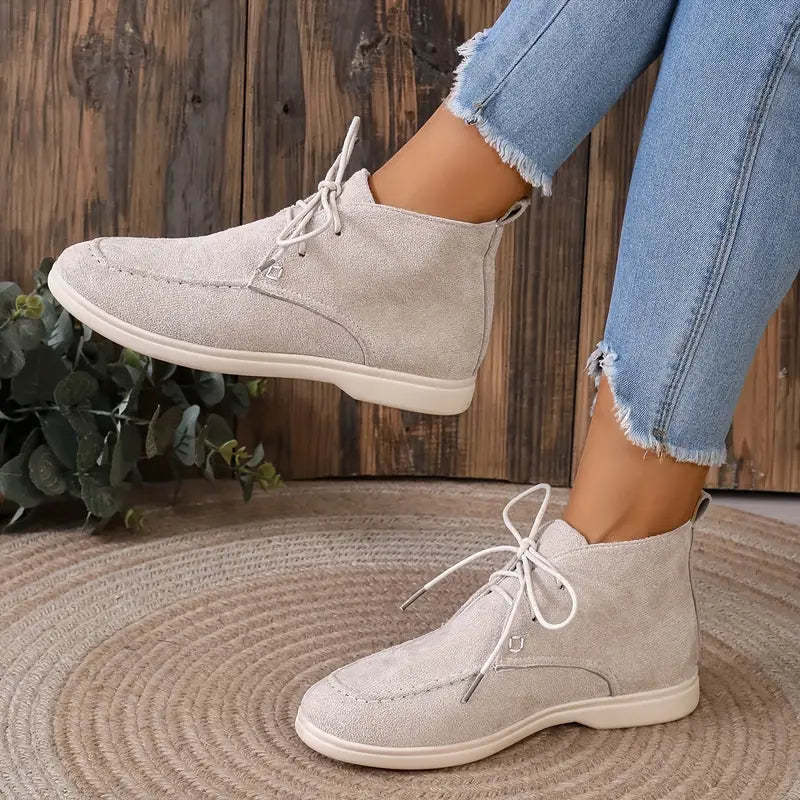 Damen Stiefeletten beige Wildleder, lässig, Schnürung, Jeans, Holzhintergrund, Mode.