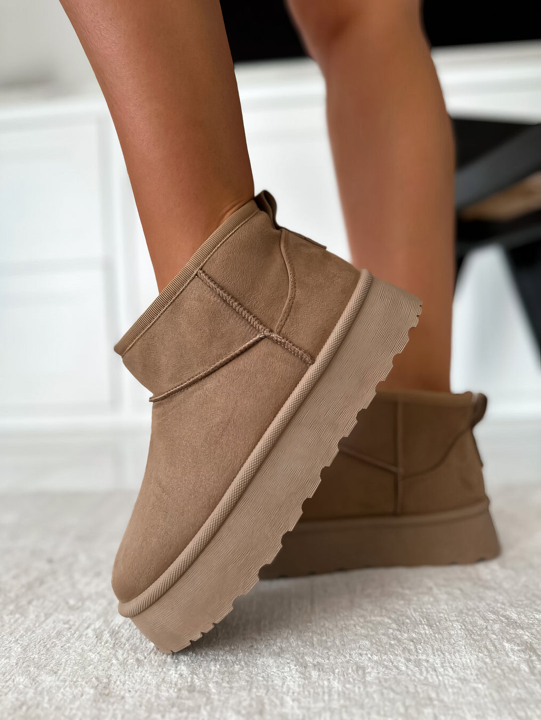Damenstiefeletten beige Wildleder, rutschfeste Sohle, modisch, bequem, Herbst-Winter Schuhe.
